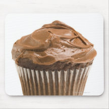 Cupcake com crosta de gelo do chocolate, tiro do e mouse pads