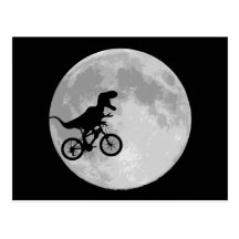 Dinossauro em uma bicicleta no céu com lua cartao postal