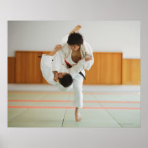 Dois homens que competem em um fósforo do judo posters