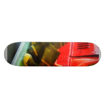 Dois pares de botas no carro de bombeiros skates personalizados