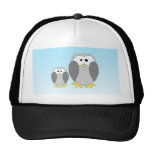 Dois pinguins bonitos. Desenhos animados no azul d Boné
