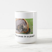 Duas ervilhas em uma caneca do filhote de cachorro