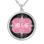 Emblema gótico do preto do rosa das iniciais do mo colar