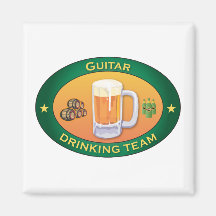 Equipe do bebendo da guitarra imã de geladeira