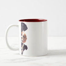 Espreitando o copo da caneca de café dos cães