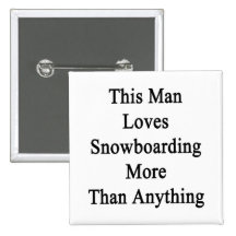 Este homem ama a snowboarding mais do que qualquer botons