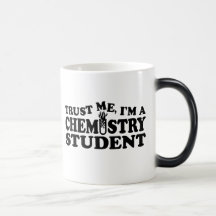 Estudante do químico canecas