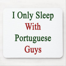 Eu durmo somente com caras portuguesas mouse pad