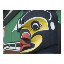 Feche acima de um pólo de totem cartao postal