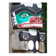 Feche acima de um pólo de totem cartão postal