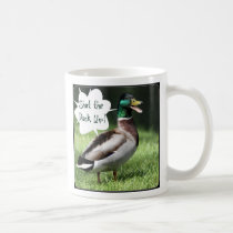 Feche o pato acima da caneca canegas