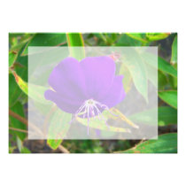 flor roxa contra o design de planta verde convites