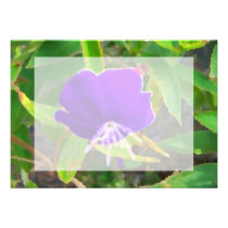 flor roxa contra o efeito pintado verde convites