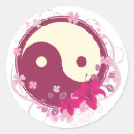 Floral cor-de-rosa de Yin Yang Adesivos Redondos