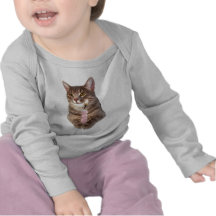 Gatinho e vela cor-de-rosa do aniversário camisetas