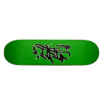 Graf preto do estilo no verde skates