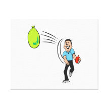 Homem que joga um balão de água impressão de canvas envolvida