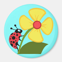 Joaninha bonito em uma flor amarela imã