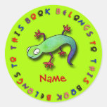 Lagarto de volta às etiquetas da escola! adesivo em formato redondo
