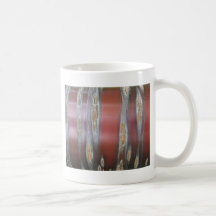 Latido de árvore vermelho caneca