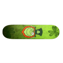 Leprechaun do dia da almofada da rua que pisc e qu skate