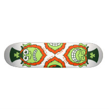 Leprechaun do dia da almofada da rua que sorri da  skate