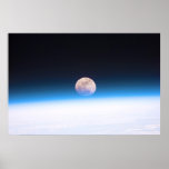 Lua cheia obscurecida parcialmente pela atmosfera poster