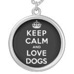 Mantenha a calma e ame cães pingente