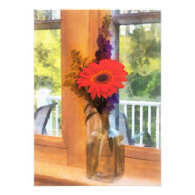 Margaridas do Gerbera pela janela da cozinha Convite Personalizado