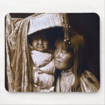 Menina de Apache com Papoose Mousepads