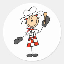 Menina do cozinheiro chefe com etiquetas de madeir adesivos em formato redondos