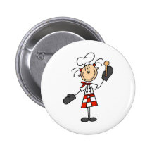 Menina do cozinheiro chefe com os botões de madeir pins