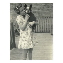 Menina que guardara seu cartão do cão cartão postal