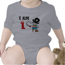 Menino de 1 ano do aniversário do pirata macacões