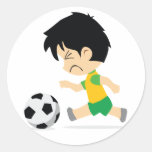 Menino do futebol adesivo em formato redondo