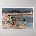 Meninos que pescam em um molhe da rocha, Montego B Poster