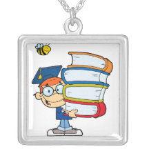 miúdo bonito do menino da graduação com desenhos a bijuteria personalizada