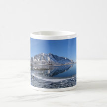 Montanha e água bonitas caneca