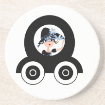 Mulher no azul no carro dos desenhos animados porta-copos