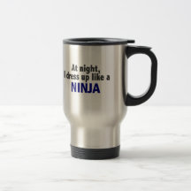Na noite eu visto-me acima como um Ninja Caneca