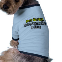 Não tenha nenhum medo, a enfermeira psiquiátrica e roupa para cães