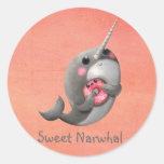 Narwhal tímido com rosquinha adesivo em formato redondo