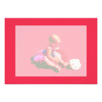 o bebê que senta e que joga a páscoa cor-de-rosa p convites
