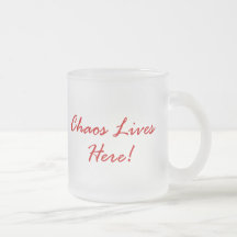 O caos vive aqui! caneca