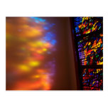 O cartão cura da igreja do vitral da janela cartão postal