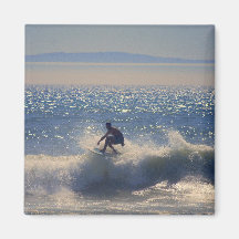 O surfista de Califórnia monta o ímã das ondas Imas
