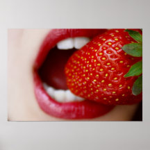 Os doces da natureza - mulher que come a morango posters