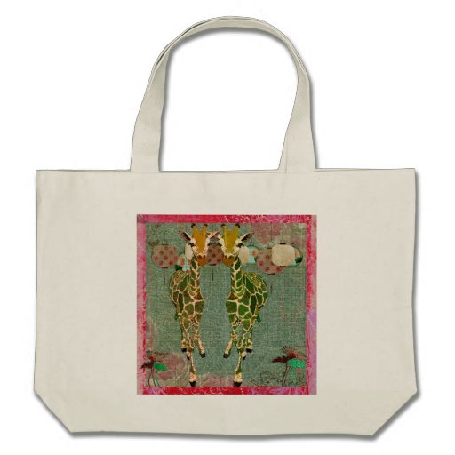 Os girafas do ouro cheiram o saco dos rosas bolsas para compras