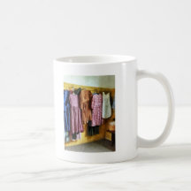Os vestidos recolhidos da menina caneca