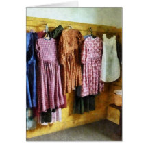 Os vestidos recolhidos da menina cartao